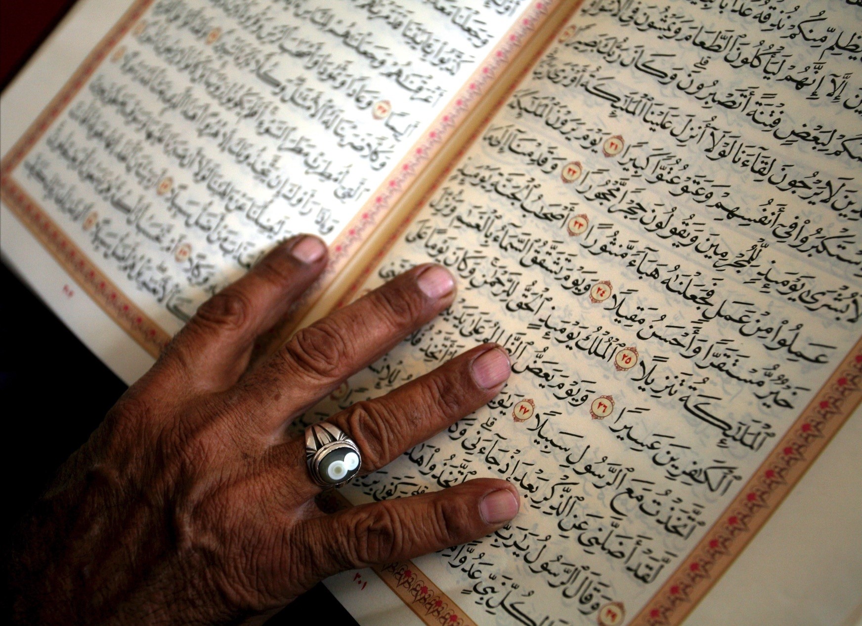 Boş vaxtlarını Quran tilavəti ilə keçirən Misirli süpürgəçi