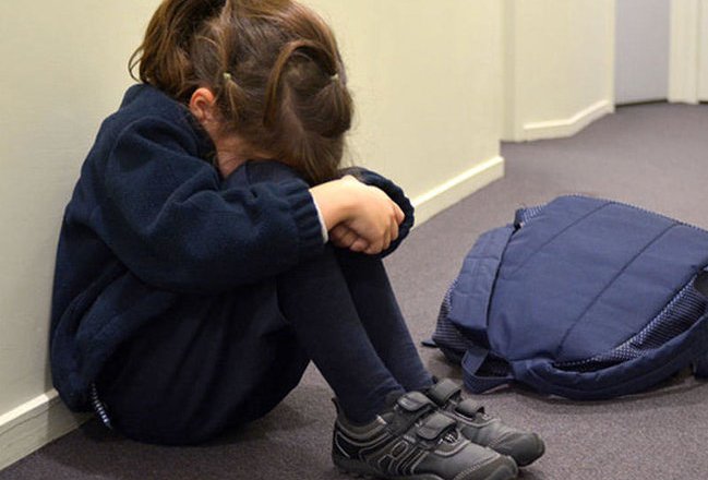 Məktəbə getmək istəməyən uşaqla necə rəftar etməli?