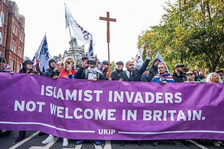 Müsəlman şagirdə hörmətsizlik etdiyinə görə ingilis müəllim işdən çıxarıldı