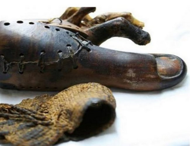 Misirin Tebes adlı qədim şəhərində, bir məzarda taxta barmaq protezi tapılıb